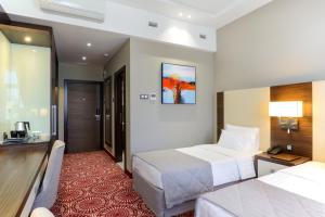 卡拉甘达Hotel Senator的酒店客房配有两张床和一张书桌