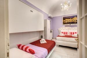 罗马Royal Vatican的一间卧室配有两张床和吊灯。