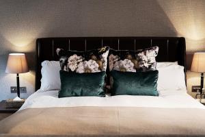 剑桥温恩德比斯特剑桥酒店的一张带黑色床头板和绿色枕头的床
