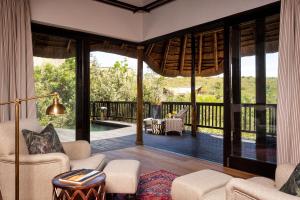 帕特森Lalibela Game Reserve - Kichaka Lodge的享有泳池景致的客厅和天井。