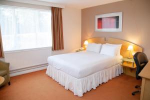 阿什福德Holiday Inn Ashford - North A20, an IHG Hotel的酒店客房设有白色的床和窗户。