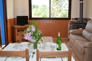 阿达莱斯Apartamentos Parque Ardales的客厅配有沙发和鲜花桌