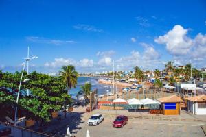 萨尔瓦多伊塔普卢阿酒店的停泊在停车场的海滩