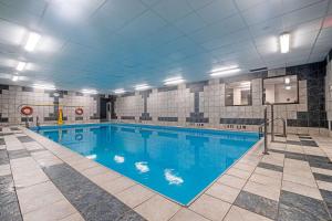 恩菲尔德哈利法克斯机场优质客栈的蓝色海水大型室内游泳池