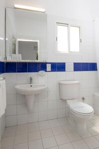 帕福斯Akti Beach Hotel & Village Resort的白色的浴室设有卫生间和水槽。