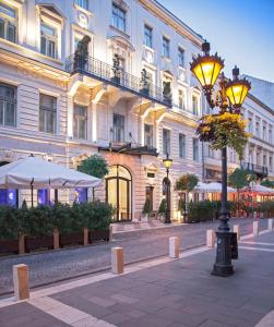 布达佩斯布达佩斯图书馆酒店集团咏叹调酒店的建筑物前的街道灯