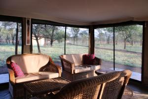 Osero Serengeti Luxury Tented Camp的休息区