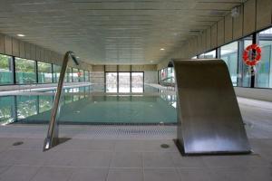 埃普拉特约布里加埃斯普莱中心旅馆的一座空的游泳池