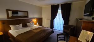 代尔门霍斯特布莱梅里德尔酒店的酒店客房设有一张床和一个大窗户