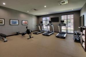 岩石丘Staybridge Suites - Rock Hill, an IHG Hotel的健身房设有跑步机和有氧运动器材