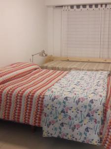 马德普拉塔Departamento 1 ambiente Excelente ubicación en Mar del Plata的一间卧室配有一张床铺,床上有毯子