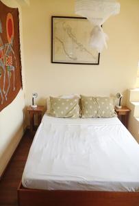 格罗斯岛NEW- Rodney Bay two bedrooms BEST VIEW 6的卧室配有一张带两张桌子的大型白色床