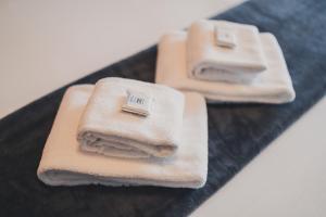 雷焦卡拉布里亚Trip Room & Breakfast的桌子上堆着的毛巾