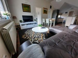 诺维萨德Dream apartments的客厅配有沙发和桌子