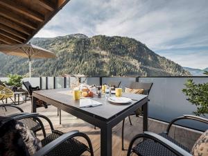迈尔霍芬Platzhirsch Apart & Mayrhofen的山景阳台上的桌子
