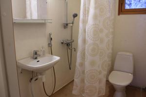 鲁卡Motel Willis West的一间带水槽和卫生间的浴室