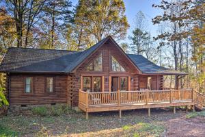 特拉弗勒斯雷斯特Finns Cabin - Blue Ridge Mountain Retreat!的小木屋设有门廊和甲板
