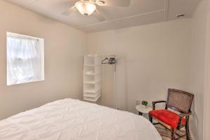 格林维尔Charming Cottage about 4 Mi to Downtown Greenville!的卧室配有床、椅子和窗户。