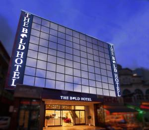 伊斯坦布尔The Bold Hotel的一座建筑,上面有读取沙哑酒店的标志