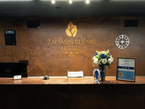 克莱佩达Zaliasis slenis - Self check-in hotel的酒店大堂设有鲜花前台