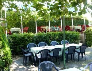 霍夫施特劳斯酒店的花园里的一组桌椅