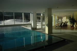 哈尔登熙Romantik Resort & SPA Der Laterndl Hof的一座享有雪景的别墅内的游泳池