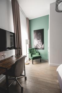三河城Hotel Oui GO!的酒店客房配有书桌和绿椅