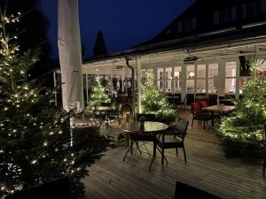 拉诺伊韦维尔让 - 雅克·卢梭酒店的一个带圣诞树和桌椅的甲板