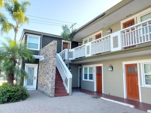 圣地亚哥科罗纳多岛旅馆 的一座拥有楼梯和棕榈树的房子