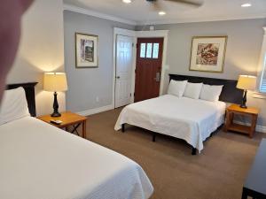 圣地亚哥科罗纳多岛旅馆 的一间卧室配有两张床和两盏灯。