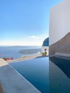 易莫洛林Luxury Villa Blue Dome Santorini的海景游泳池