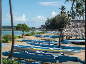 卡胡卢伊Maui Seaside Hotel的海滩上排成一排的船