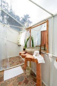 帕乔Guaia Terra Glamping的一间带水槽和桌子镜子的浴室