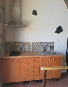 圭马尔Casa cueva El perucho的厨房配有水槽和台面