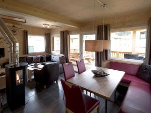 穆劳附近圣洛伦岑Charming Chalet in Sankt Georgen ob Murau on Ski Slopes的客厅配有桌子和沙发