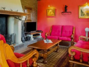 比埃夫勒Appealing villa in Bi vre with garden的客厅配有红色家具和壁炉