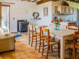 比埃夫勒Appealing villa in Bi vre with garden的厨房以及带桌椅的用餐室。