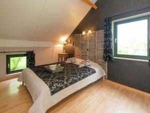 Vert BuissonHoliday home in Theux with sauna and bubble bath的一间卧室设有一张大床和一个大窗户