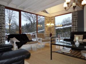 马尔梅迪赛格尼沃木屋的客厅配有家具和大窗户。