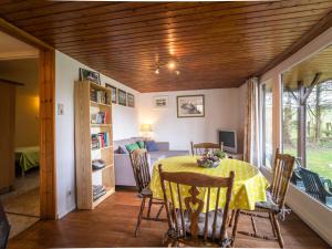 Gouvy乐福盖2号小木屋的用餐室配有黄色的桌子和椅子