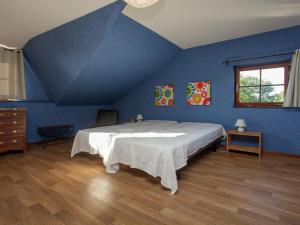 斯塔沃洛Friendly and rustic family home with fireplace的一间蓝色卧室,房间内设有一张大床