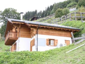 莱斯克伦斯Chalet in H r mence with Sauna Ski Whirlpool的山边的房子