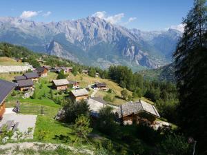 拉茨欧马兹Top chalet with unobstructed view inthe ski resort的山丘上的村庄,以山丘为背景