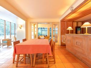 福维莱尔斯Lavish Holiday Home in Fauvillers with Garden的厨房以及带桌椅的用餐室。