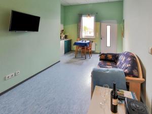 勒沃斯哈根Kobaltblume的客厅配有沙发和桌子