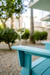 棕榈泉Margaritaville Resort Palm Springs的蓝桌边的一杯白葡萄酒