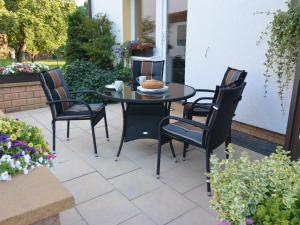梅德巴赫Modern holiday home idyllic setting with terrace的天井上摆放着黑色的桌椅