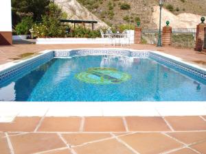 内尔哈Belvilla by OYO Casa Mirador的一座铺有瓷砖地板的小型游泳池