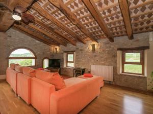 Bisbal del PenedèsLuxurious Mansion in Catalonia with Sauna的客厅配有橙色沙发和电视