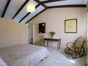 隆达卡萨坎德拉度假屋的卧室配有一张床和一张桌子及椅子